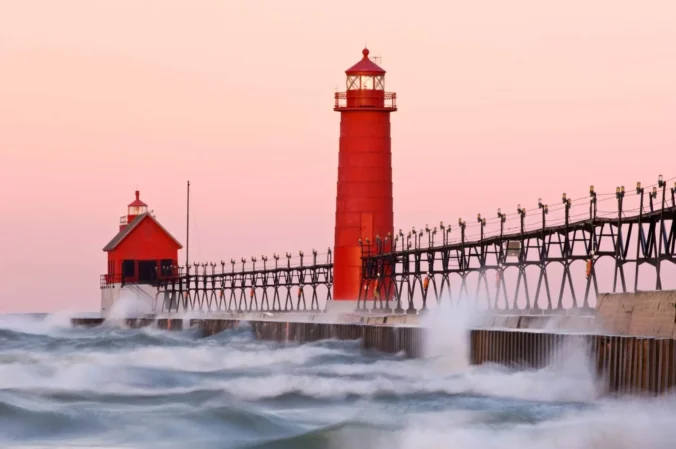 Pesona Keindahan di Tepi Pantai Grand Haven, Michigan